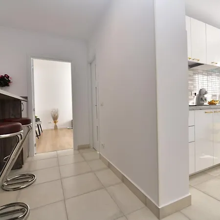 Luxury / M Romancierilor