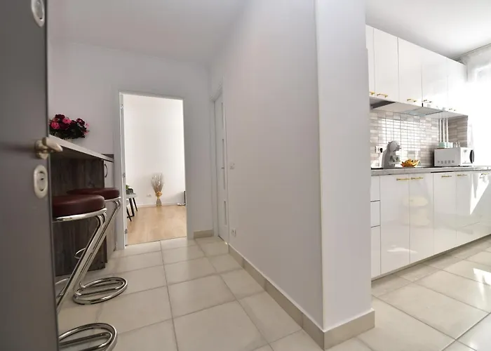 Luxury / M Romancierilor